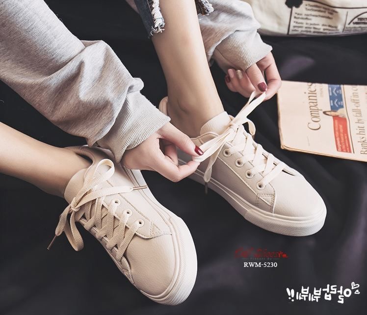 สินค้าพร้อมส่ง รองเท้าผ้าใบนำเข้าสไตล์เกาหลี วัสดุหนัง PU ดีไซน์ด้านหลังปัก CAT&DOG พื้นหนัง PU สวมใส่ง่าย แมทกับชุดได้ง่ายค่ะ