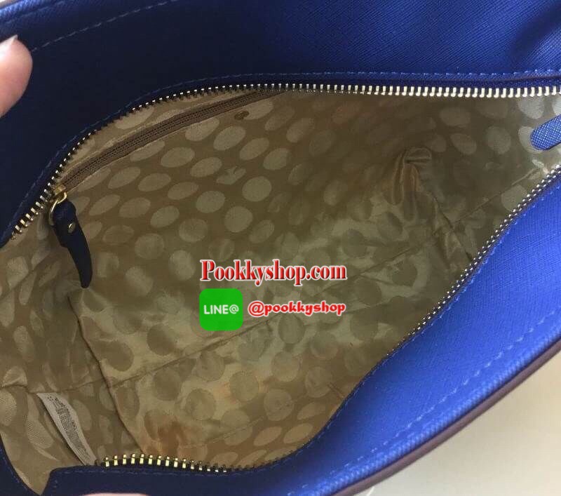KATE SPADE NEW YORK CEDAR STREET HAYDEN BAG กระเป๋าถือหรือสะพายหนัง Saffiano สวยหรูอยู่ทรงสไตล์ PRADA ด้านหน้าประดับโลโก้แบรนด์สีทองสวยหรู ภายในโล่งกว้าง มีช่องซิปและช่องเล็กสำหรับใส่ของ จะใส่ ipad mini กระเป๋าสตางค์ใบยาวได้หมดค่ะ มีหมุดรองฐานกันรอย 4 มุม