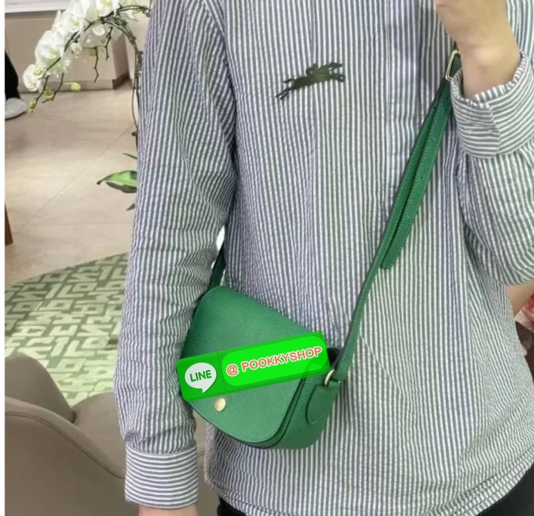 💕Longchamp Epure Crossbody Bag ด้วยรูปแบบที่ชวนให้นึกถึงฝาพับของ Le Pliage กระเป๋าสะพายข้างขนาดเล็กใบนี้มีทั้งความอ่อนเยาว์และความเป็นผู้หญิงในเสน่ห์ของมัน โดดเด่นด้วยรูปทรงกระเป๋าแบบอานม้า ยกย่องให้กับตำนานนักขี่ม้าของ Longchamp EPURE สายสะพายซึ่