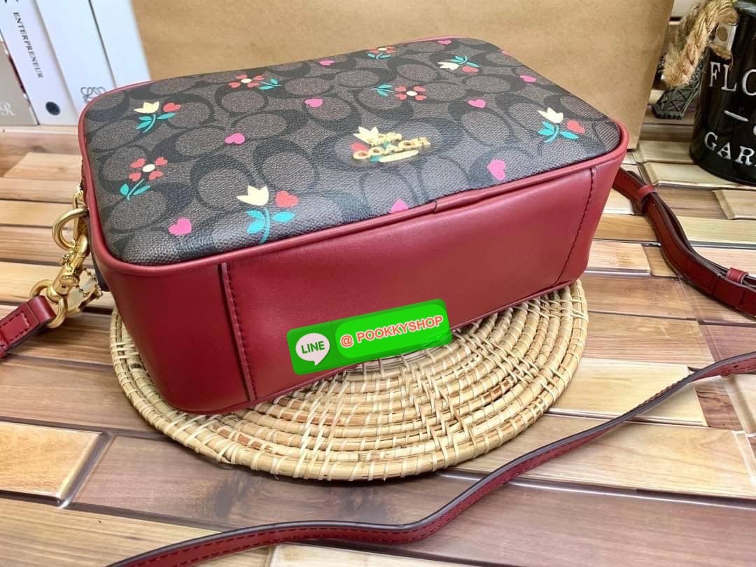 COACH JES CROSSBODY IN SIGNATURE CANVAS WITH HEART PETAL PRINT((C7617)) พร้อมส่งที่ไทยค่ะ! กระเป๋สะพายครอสบอดี้ร์ หนังแท้แคนวาสเคลือบลาย ทั้งใบปริ้นล์ลายดอกไม้หัวใจ สวยหวาน ละมุนหมากๆค่ะ เปิด-ปิดกระเป๋าแบบ2ช่องซิปหลัก ภายในสามารถใส่สัมภาระได้เยอะ ช่องกว้า