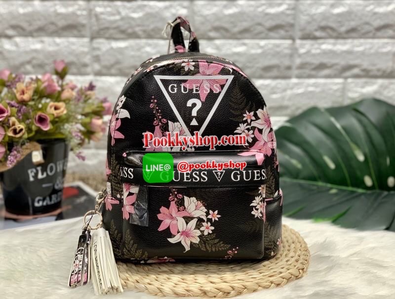 New !! GUESS GESABEL GYM BACKPACK กระเป๋าสะพายหลังได้//สะพายข้างได้ วัสดุหนังนิ่ม น้ำหนักเบา รูปทรงน่ารักมากๆค่ะ ด้านหน้ามีช่องซิปหนึ่งช่อง เปิดปิดกระเป๋าด้วยซิป มีพวงพู่แบรนด์ห้อยเพิ่มความเก๋เข้ามาให้ด้วย พวงพู่สามารถถอดแยกออกได้ด้วยค่ะ ภายในกระเป๋าโล่งก