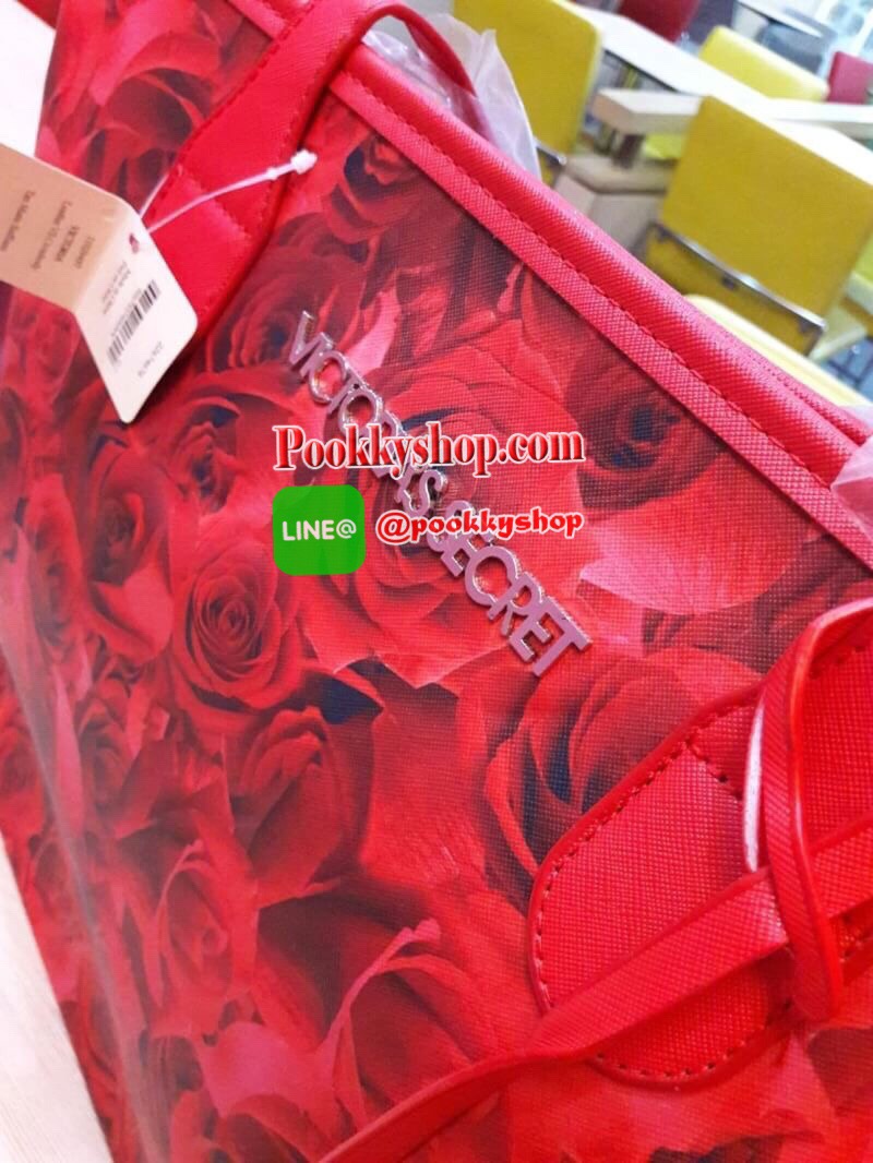 พร้อมส่ง Victoria's Secret Shopping Bag กระเป๋าอเนกประสงค์สุดสวยสะดุดตา วางตั้งได้ ไม่ยุบไม่ย้วย ใส่ของใช้สารพัดในทุกที่ทุกเวลา เปิดปิดง่ายๆด้วยกระดุมแป๊ก ฐานวางตั้งอยู่ทรงมีหมุดรองกระเป๋า พร้อมอักษรแบรนด์สีเงินแวววาวด้วยจ้า