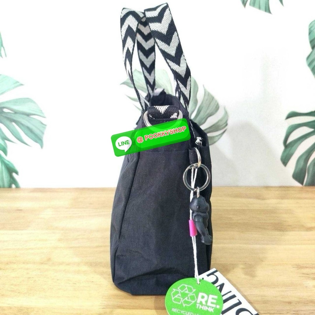 Kipling Kanaan กระเป๋าถือหรือสะพาย ขนาดเล็ก กะทัดรัด ดีไซน์เรียบ หรู วัสดุ ด้านนอก Nylon+ ซับใน Recycled Polyester มีช่องแยกใช้งานหลายช่อง ประกอบด้วย -ช่องซิแด้านหน้า 1 ช่อง -ช่องใช้งานหลักด้านใน 1 ช่อง พร้อมช่องแยกจัดเก็บ และ ช่องซิปย่อย -ด้้านหลังมีช่อง