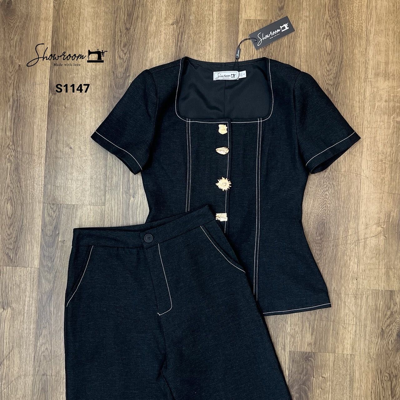 ชุดเซทแฟชั่น เซ็ตเสื้อคอเหลี่ยมแขนสั้นที่โดดเด่นด้วยกระดุมสีทองเไซน์แตกต่างกันออกไป