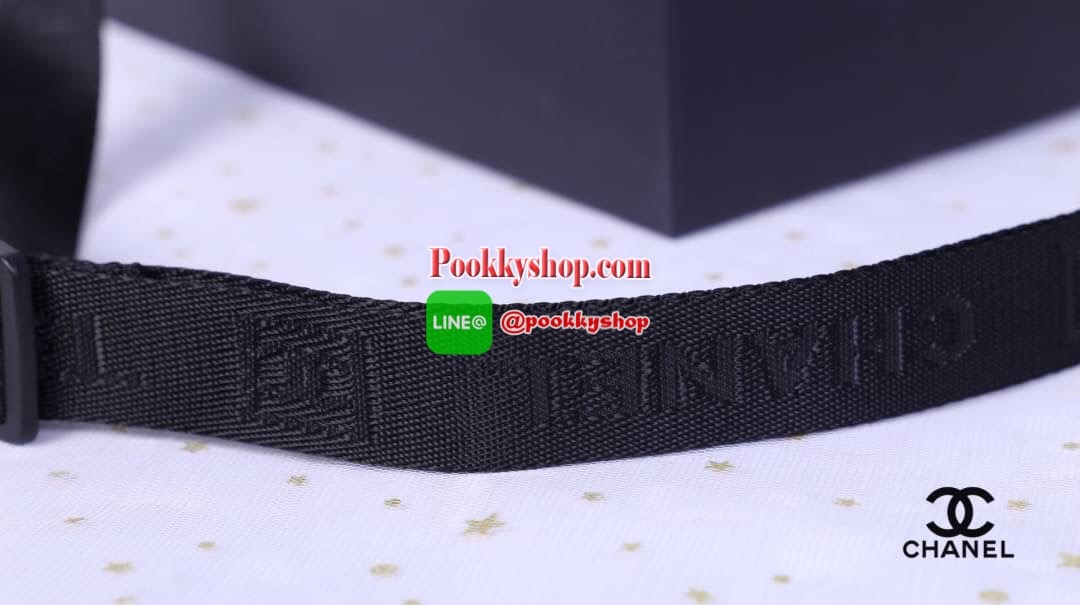 Chanel Black Sport Line Mini Duffle Bag กระเป๋าใช้ได้ 2 ด้าน วัสดุเป็นผ้าไนล่อน เปิด-ปิด แบบซิป ด้านนึงสกรีนโลโก้แบรนด์ อีกด้านสกรีนคำว่า Chanel มีป้าย not for sale เป็น makeup bag สายสะพายยาวสามารถปรับได้ ปรับเป็นสะพายไหล่ได้ ใส่ของได้เยอะ ใส่กระเป๋าสตาง