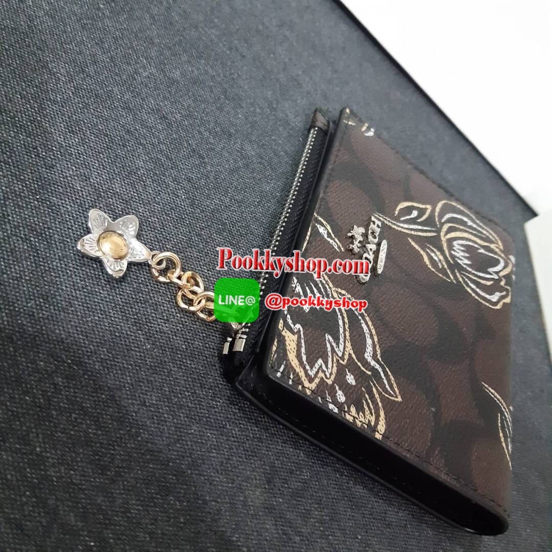 COACH 91058 SNAP CARD CASE WITH CRAYON HEARTS PRINT กระเป๋าสตางค์เก็บบัตร ลายปริ้นท์หัวใจเพ้นท์ ♥️ น่ารักน่าใช้ วัสดุหนังแคนวาสเคลือบ เปิด-ปิดด้วยกระดุม ภายในมีช่องใส่บัตร และใส่ธนบัตรได้ พร้อมช่องซิปแยกใส่เหรียญได้อีก พกพาง่าย สะดวก ไม่กินพื้นที่ก