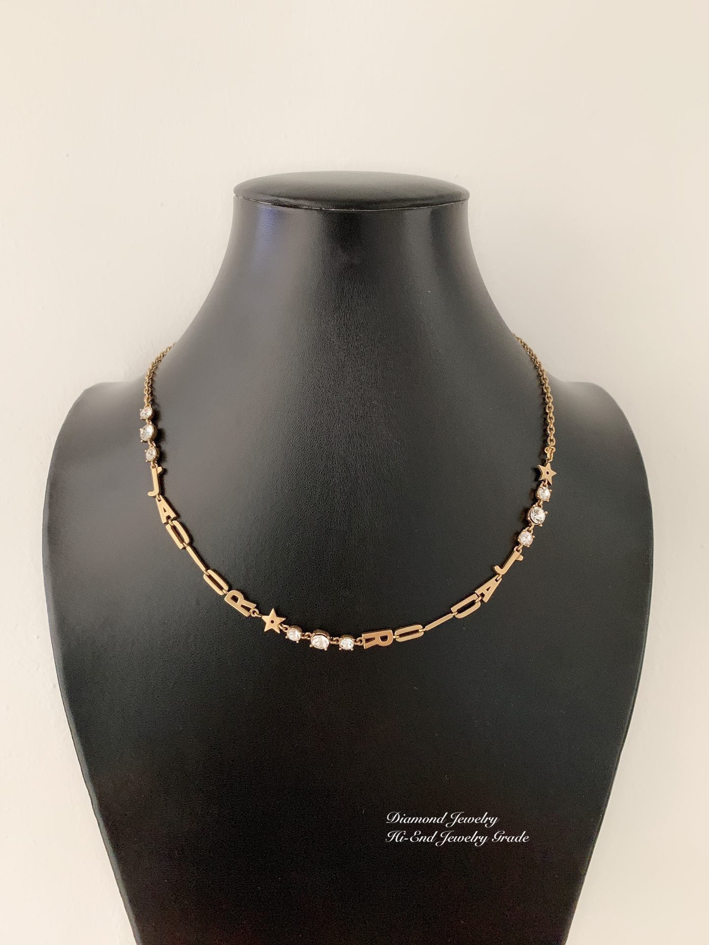 Hi-End Quality !!!! Christian Dior Necklace สร้อยคอดิออ คอเลคชั่นล่าสุด งานสวยคะ ตัวเรือนสีทอง น้ำหนักใกล้เคียงของจริงที่สุด งานอย่างดี มีน้ำหนัก ** ไม่ใช่งานเกรดถูกนะคะ ** สั่งผลิตจากต้นแบบแท้ ดาราเซเลปใส่กันแทบทุกคน ใส่ได้ตลอดไม่ตกเทรน เข้ากับทุกการแต่ง