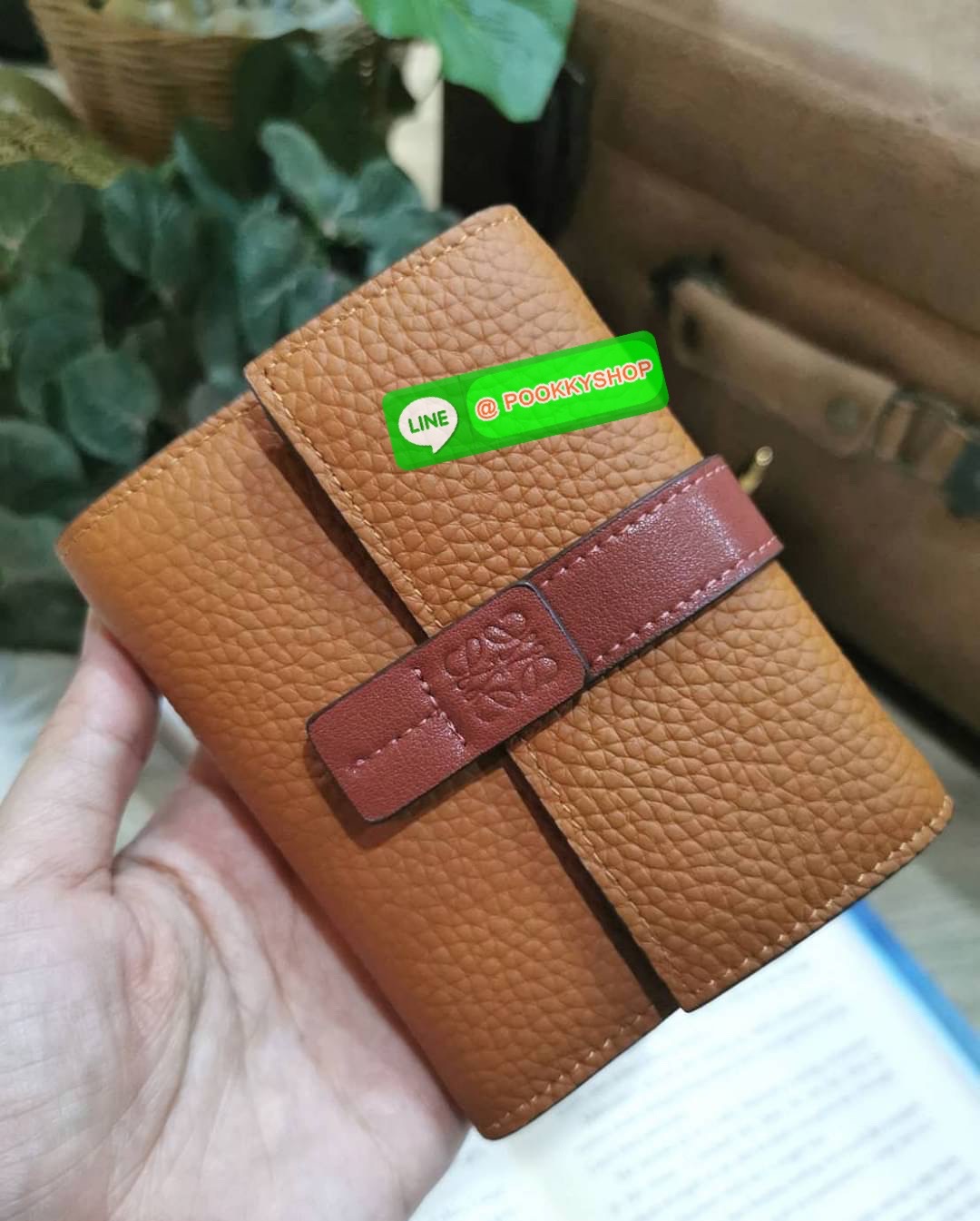 ✴️Don't Miss!✴️NEW! LOEWE SHORT WALLET VIP GIFT WITH PURCHASE กระเป๋าพรีเมี่ยมกิ๊ฟ Limited จาก LOEWE DUTYFREE COUNTER วัสดุหนังแท้เทคเจอร์สวยอยู่ทรงปั้มโลโก้แบรนด์ด้านหน้าเปิดปิดด้วยกระดุม ภายในมีทั้งช่องใส่รูป ช่องใส่ธนบัตร ใส่แบงก์พัน