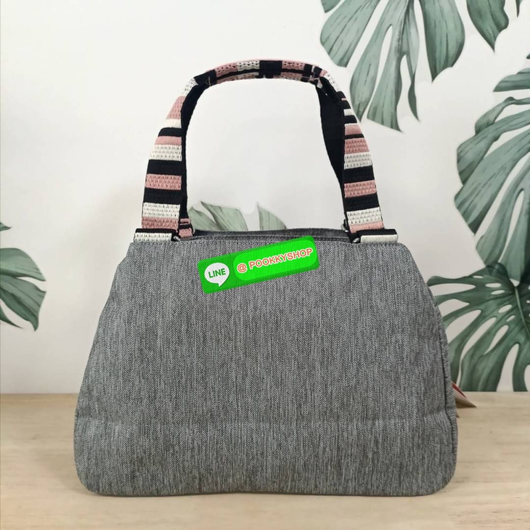 KIPLING ELISE HANDBAG กระเป๋าถือและสะพายไหล่ ขนาดกำลังพอดี จุของได้มาก มีหูจับสองสาย ถือสะดวก น้ำหนักเบา มีช่องซิป ด้านหน้า ช่อง กระเป๋าหลักเปิด-ปิดด้วยซิป มี3 ช่องว่างใส่ของได้จุมากๆ ใส่มือถือได้ กระเป๋าสตางค์ใบยาว และ เครื่องสำอางค์ได้หลายชิ้นเลยค่ะ เก็