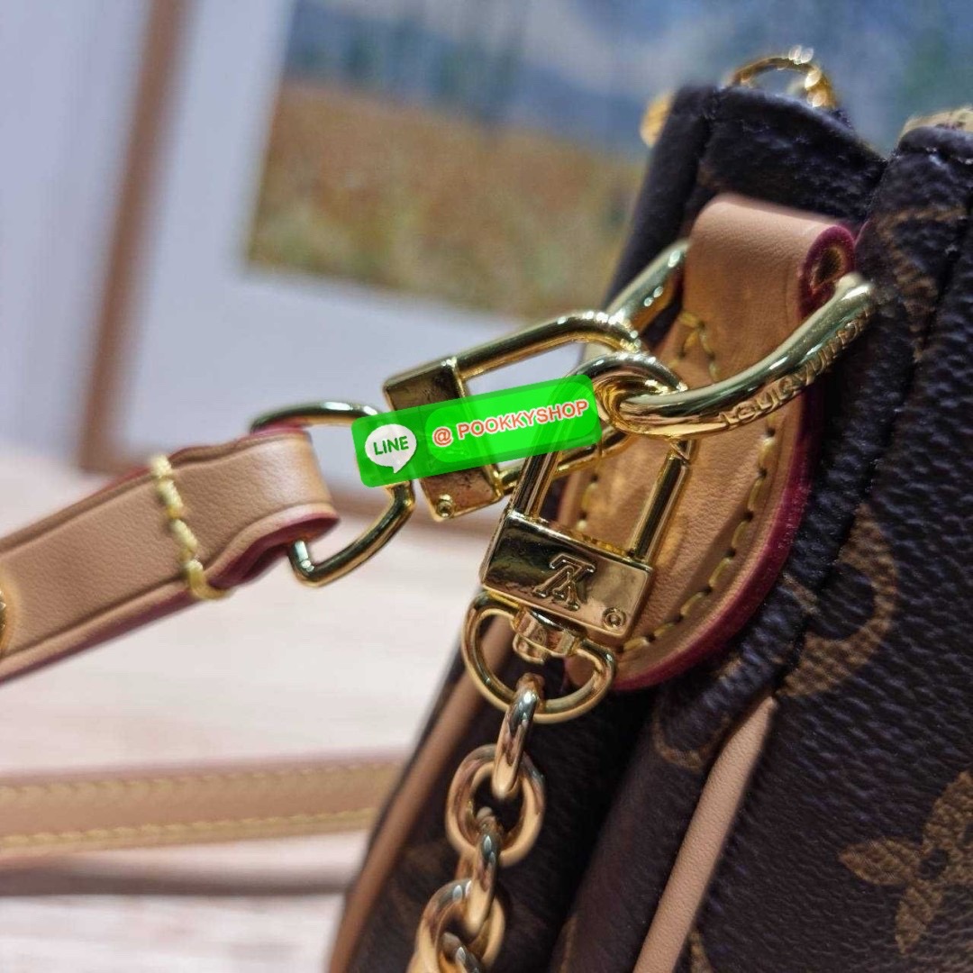 🔆 Model LV liv pochette 🔆 Details ยังคงมีความเป็นเอกลักษณ์ ดีไซน์ลวดลายโมโนแกรมเรียบหรู กับกระเป๋าทรงสวยจากเคาน์เตอร์ dutyfree สวยจับต้องได้ เก๋มากๆ เพลทโลโก้สีทองโดดเด่น มาพร้อมสายสะพายถึง 2 แบบ สายโซ่และสายหนัง ที่สามารถปรับใช้สร้างลุคได
