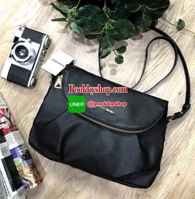 รีพีทรอบที่14!!! Don't Miss! ไอเท็มที่สาวๆกดLikeกันรัวๆ MANGO QUITED SHOULDER BAG กระเป๋าสะพายวัสดุหนังแกะสังเคราะห์แบบนิ่มประดับโลโก้อะไหล่ทองด้านหน้า เปิดปิดได้2ช่องทั้งฝาปิดกระดุมแม่เหล็กหรือซิปรอบปากกระเป๋า มาพร้อมสายสะพายยาวขนาดกำลังดี น้ำหนักเบ
