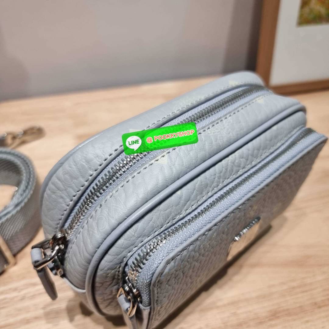 MCM X-MINI KLASSIK CROSSBODY BAG IN VISETOS รุ่นยูนิเซ็กส์มาแล้วจ้า!! ไซส์นี้ใช้ได้ทั้งหนุ่มๆสาวๆไปเลย กระเป๋าสะพายข้างทรงครอสบอดี้ ใบเล็กขนาดกะทัดรัด วัสดุหนังแคนวาสคุณภาพดี มีช่องหลัก 2 ช่อง ภายในมีช่องย่อยให้ 1 ช่อง มาพร้อมสายสะพายสปอร์ตที่ดีไซน์หรูไม่