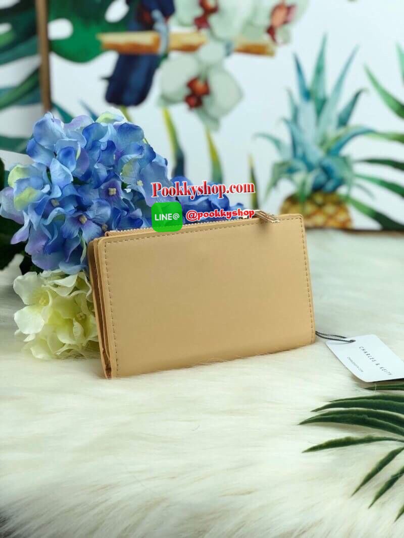 New! CHARLES & KEITH SHORT WALLET กระเป๋าเงินรุ่นใหม่สีสันน่ารัก วัสดุหนังเรียบ ด้านหน้ามีโลโก้แบรนด์ เปิดปิดแบบกระดุม มีช่องใส่บัตร 5 ใบ และช่องเล็กเก็บของได้ มีช่องซิปใส่เหรียญ สามารถใส่ธนบัตรได้ตามยาว แบงค์พันก็ใส่ได้จ้า รุ่นนี้ใช้กับกระเป๋าขนาดมินิ ได