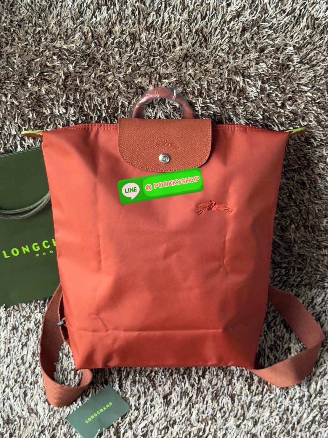 💕LONGCHAMP LE PLIAGE M BACKPACK กระเป๋าเป้น้ำหนักเบาพิเศษนี้ผลิตจากผ้าใบไนลอนรีไซเคิลที่ทนทานและพับเก็บได้ เหมาะสำหรับทุกโอกาส การออกแบบอเนกประสงค์และมีพื้นที่ภายในกว้างขวางที่สามารถเก็บแล็ปท็อปหรือโน๊ตบุ๊กได้ ในขณะที่สายสะพาย ปรับระดับได้ แมตช์ได