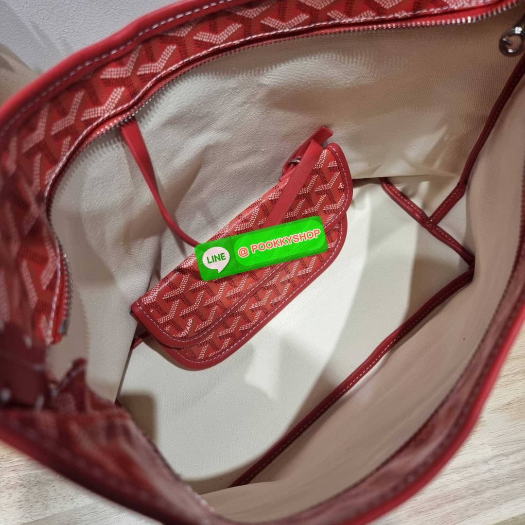 GOYARD BOHEME HOBO BAG ใหม่สุดคุ้ม กับกระเป๋าสะพายทรงโฮโบ ใบใหญ่จุใจ!! มาครบสีขายดี เลิศทุกสี รูปทรงคลาสสิค ดีไซน์เป็นเอกลักษณ์ วัสดุหนังแคนวาสพิมพ์ลายสวยคม ปากกระเป๋ามีซิปเปิด-ปิดกันของหล่นได้ ภายในโล่งกว้างมาก มาพร้อมสายคล้องในตัว ทนทาน สะพายสวยๆได้ทุกว