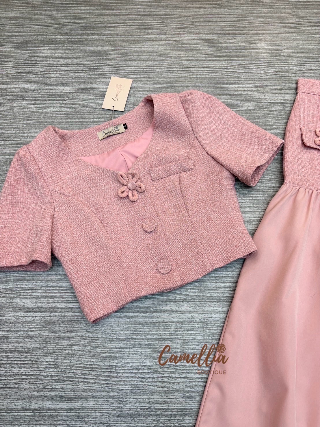 ชุดเซทแฟชั่น ชุดSet เสื้ิอแขนสั้นแต่งดอกไม้ที่หน้าอก มาคู่กับกระโปรงเอวสูง แต่งดอกไม้เข้ากันทั้งชุด