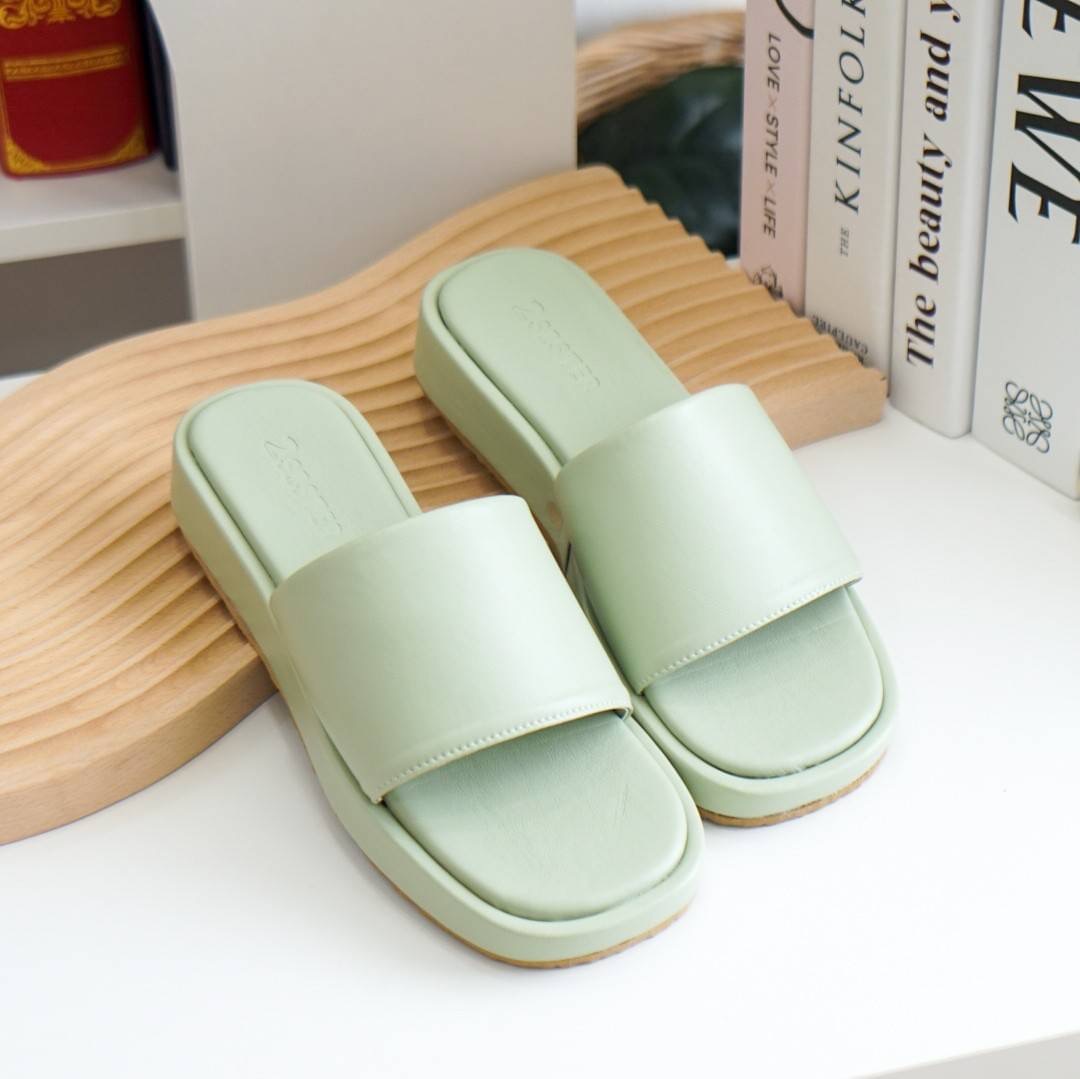 เปิดตัวน้องใหม่ รุ่นมัฟฟิน~ รองเท้างานคุณภาพ นุ่ม น้ำหนักเบา ใส่สบายสุดๆ ตัวส้นหนา1นิ้ว พื้นด้านล่างเป็นผิวลายมะกรูดกันลื่นอย่างดี งานหนังนุ่มมากๆ รับประกันความสบายค๊า