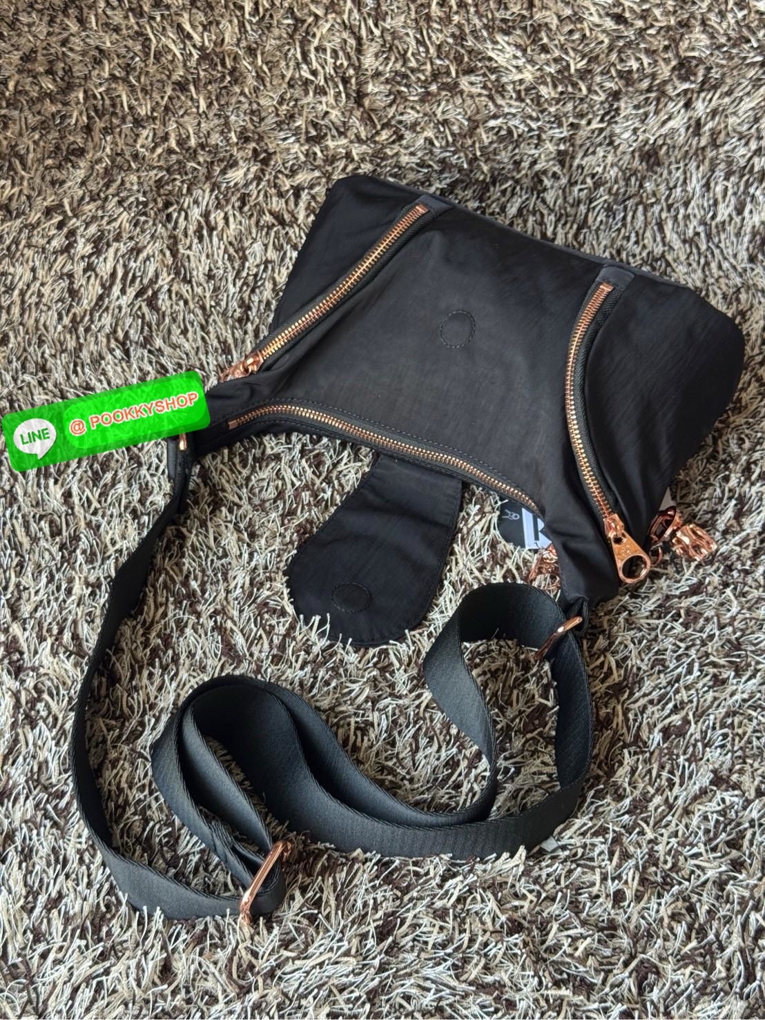 Kipling Syro Shoulder bag กระเป๋าในสไตล์มินิมอล แต่สามารถใส่สิ่งของได้ครบครัน มีทั้งช่องซิปภายในและนอก น้ำหนักเบา มีสายสะพายครอสบอดี้ได้