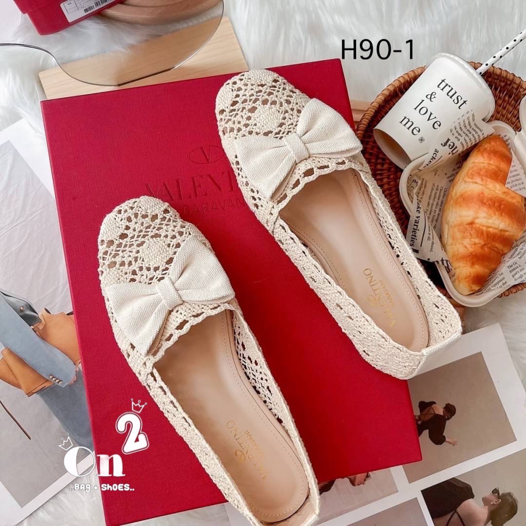 ผ้าใบลูกไม้ Valentino ลูกไม้ตัวใหม่ลายน่ารักประดับโบ สีครีมคลุมโทนใส่เข้าได้กับชุดทุกสี พื้นปั้มแบรนด์งานดีทรงสวยรีบจัดเลยจ้าก่อนหมด