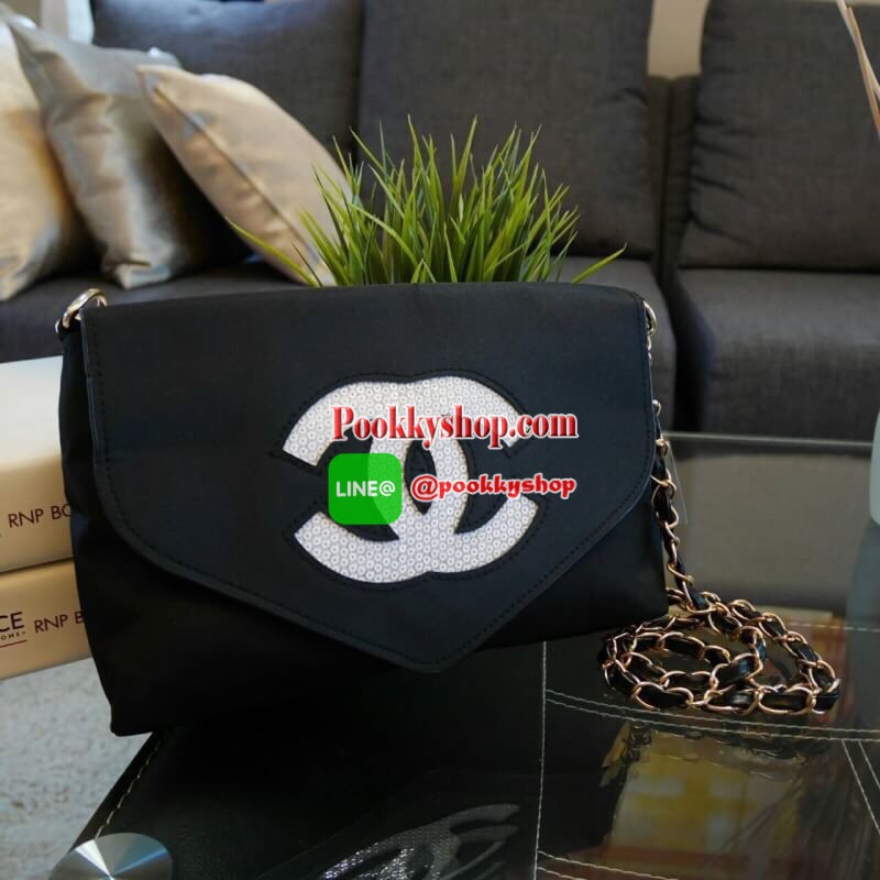 ห้ามพลาดรุ่นใหม่ล่าสุด! Chanel Envelope Cosmetic Bag With Chain VIP Gift With Purchase (GWP) พรีเมี่ยมเเท้จาก Chanel Cosmetic Counter ดีไซน์รูปซองจดหมายวัสดุ Nylon&Polyester 100% อยู่ทรงสวยด้านหน้าประดับโลโก้แบรนด์วิ้งๆสวยหรูดูดี เปิดปิดด้วยฝาปิดพร้อมซิปแ