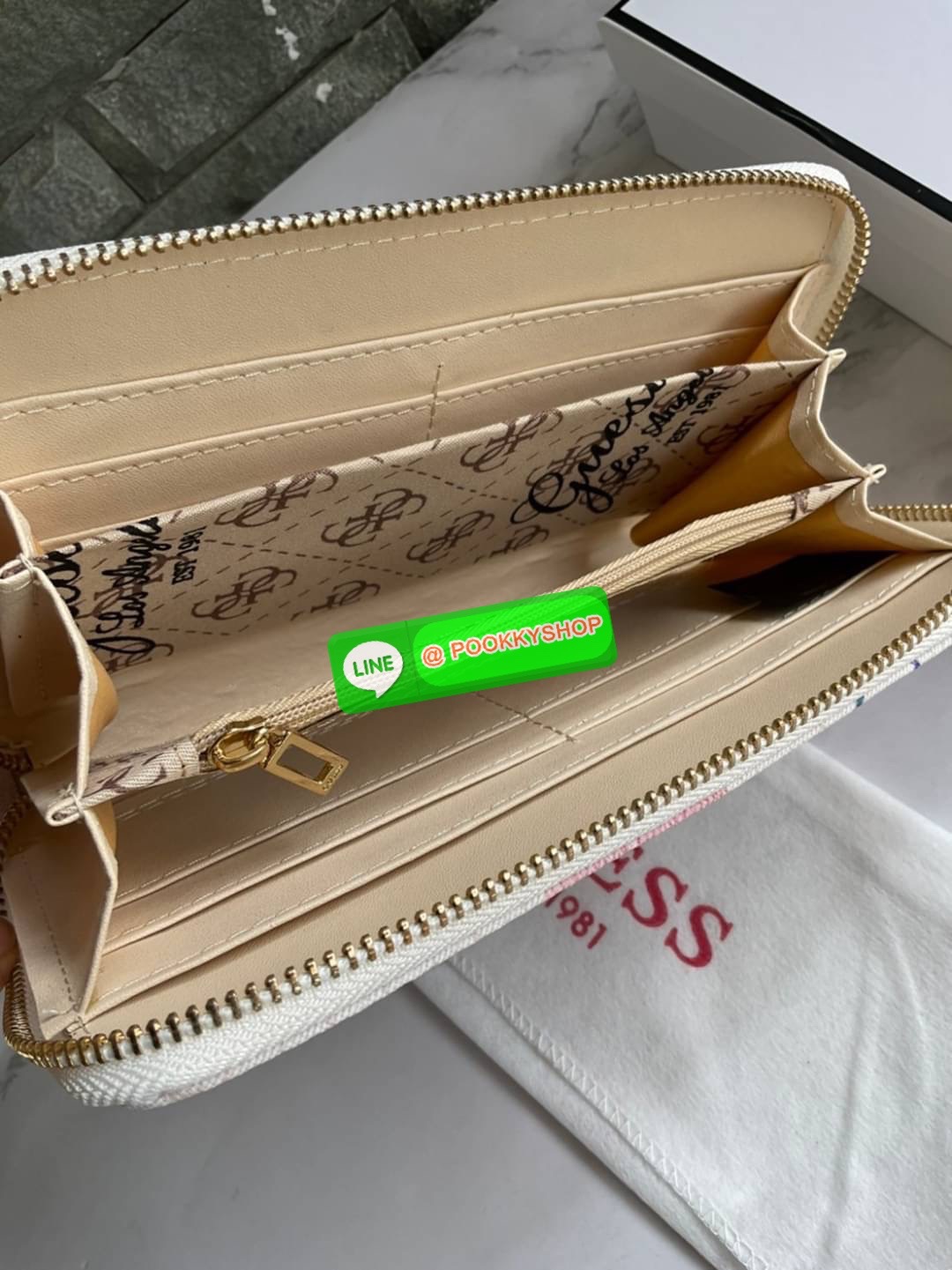 GUESS ABREE PRINTED ZIP-AROUND WALLET กระเป๋าสตางค์ใบยาวหนังซาเฟียโน่พิมพ์ลายดอกสวยหรู ด้านหน้าประดับโลโก้แบรนด์ เปิดปิดด้วยซิป ภายในแบ่งเป็น 3 ช่องหลักใส่ธนบัตรได้ มีช่องซิป 1 ช่อง ช่องใส่บัตร 8 ช่อง และมีช่องด้านหลังใส่บัตรสามารถใสธนบัตรได้อีกด้วย สามาร