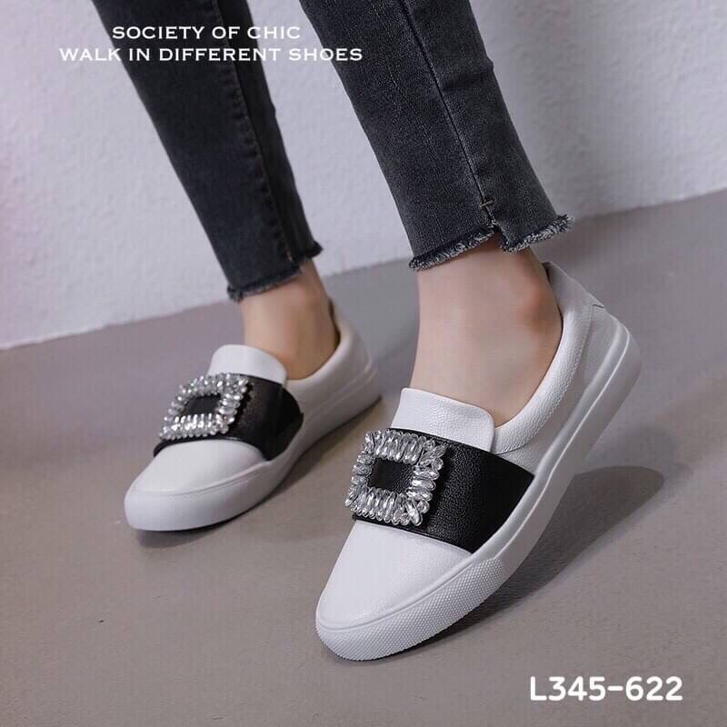 แบบขายดี‼️ รีพีทรอบที่ร้อย😅 ตอบโจทย์ได้ดีในวันที่ไม่อยากส้นสูง แต่ยังอยากดูกริบ เป๊ะปัง สไตล์เซเลป slipper งานใหม่สุดฮ็อต สวยชนชอป หนังนิ่ม แต่งอะไหล่เพชร เพิ่มความหรูดูแพงไปอีก พื้นนุ่มนิ่ม ให้ลุคคุณหนู สวยโดดเด่น ใส่ในเมือง หรือ เดินเล่นชิลๆก็เว