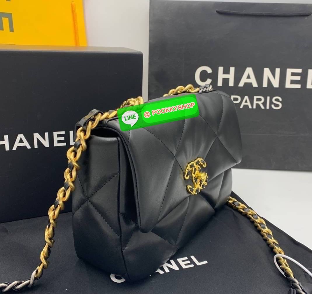 CHANEL MAXI HANDBAG RESTOCK!! ตอบรับคำเรียกร้องอย่างท้วมท้น!! พรีเมี่ยมกิ๊ฟจากแบรนด์ Chanel รุ่นตามล่าพลิกแผ่นดิน กระเป๋าถือ/สะพาย หนังแกะที่นิ่มสุดพลัง!! ลายตารางสวยคม โลโก้ลายโซ่สอดหนังเด่นชัด เปิด-ปิดกระเป๋าด้วยตัวบิดล็อค อะไหล่ทองหรูหรา มีระดับ!! ดีไซ