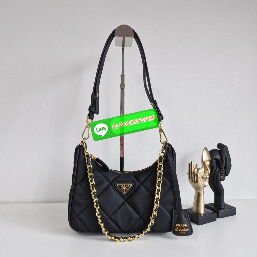 พร้อมส่งอีกครั้ง งานวินเทจสุดคลาสสิค PRADA RE EDITION ที่มาพร้อมสายสะพายสองแบบ สองสไตล์ (ถอดเปลี่ยนได้) อะไหล่ปั้มแบรนด์ทุกจุด วัสดุทำจากผ้า Nylon อย่างดี กันน้ำได้ อยู่ทรงสวย สามารถใส่กระเป๋าตังค์ใบกลางได้ ถอดเปลี่ยนสายได้ เปิดปิดด้วยซิป อะไหล่เงินทั้งใบ