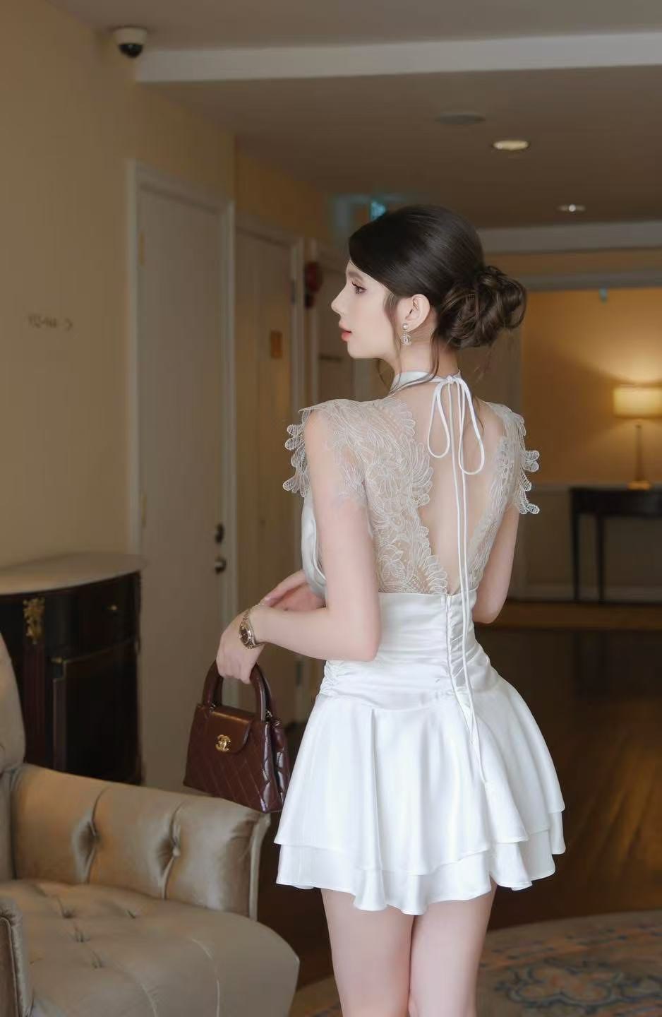 เดรสแฟชั่น มินิเดรสแขนกุดสีขาวผ้าซาตินแต่งผ้าลูกไม้คอวีเว้าลึกทั้งหน้าและหลังดูเซ็กซี่