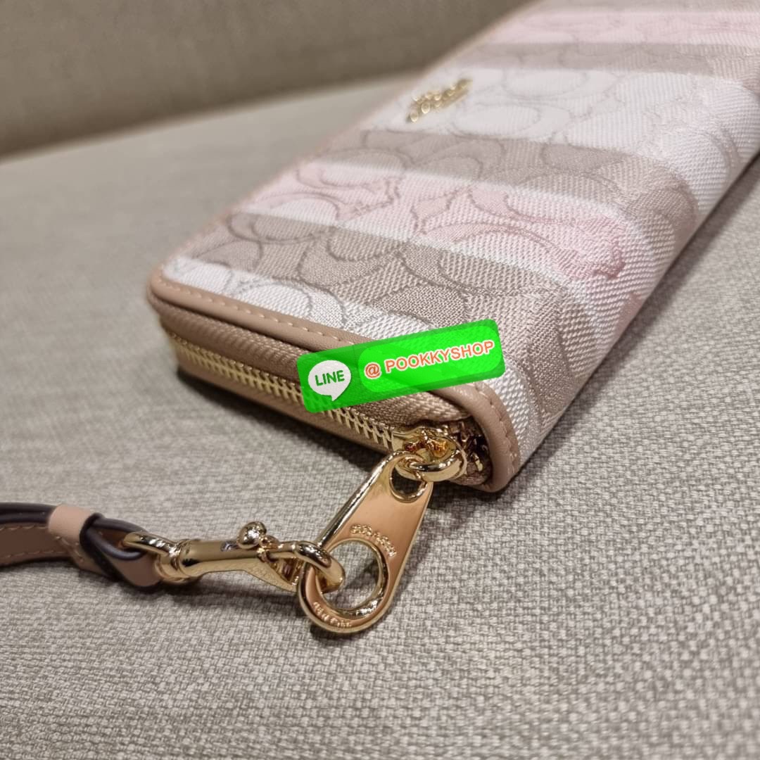 COACH C8313 LONG ZIP AROUND WALLET WITH SIGNATURE JACQUARD WITH STRIPES พร้อมเสิร์ฟความเลิศหรู ใหม่ล่าสุด กระเป๋าสตางค์ใบยาวกึ่งคล้องมือ ดีไซน์ผู้ดี๊ผู้ดี รุ่นขายดี ถือใช้คือขับผิวสุด!! วัสดุผ้า jacquard ลวดลายดูแพง มาพร้อมสายคล้องมือ ถอดออกได้ ภายในใส่บั