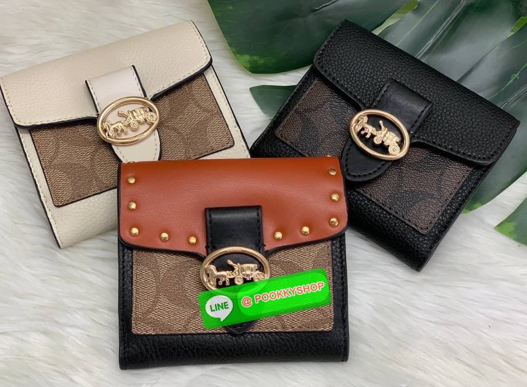 COACHGEORGIE SMALL WALLET IN SIGNATURE ((6791//7250) พร้อมส่ง!! กระเป๋าเงินใบสั้น หนังแท้ชั้นดีค่ะ! 🌈ด้านหน้าสวยหรูด้วยอะไหล่โลโก้แบรนด์ พร้อมเป็นช่องกระดุมสำหรับใส่เหรียญและช่องเสียบบัตรหนึ่งช่องนะคะ