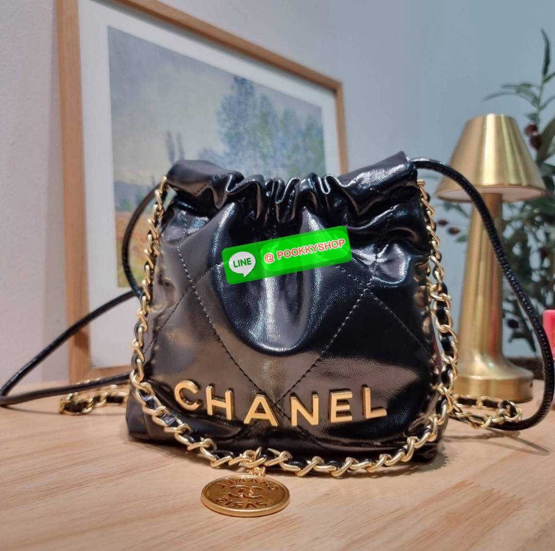 Chanel 22 mini bag 🔆 Details เกินต้านที่สุดกับไอเท็มนี้ ที่สาวๆหรือใครๆก็ต้องมีแล้ว!! มาในไซส์มินิ น่ารักจริงจัง!! แค่เห็นก็หลงรัก กับกระเป๋าสะพาย ดีไซน์เรียบแต่มีความหรูแอบซ่อนอยู่ ด้วยความโดดเด่นจากสายสะพายโซ่สีทอง และเหรียญโลโก้ เพิ่มความแพงไปอ