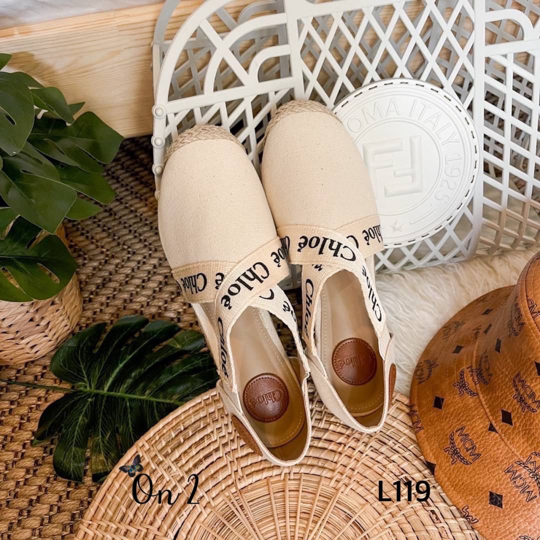 ชนชอปค่ะ รองเท้าคัชชู Chloe ตัวใหม่ แต่งสายแบรนด์ไขว้น่ารัก ผ้าแคนวาสขอบปอ พื้นปั้มสายมียางยืดใส่ง่าย ปีนี้ Chole มาแรงสุดทุกคอล สาวๆห้ามพลาดนะคะ