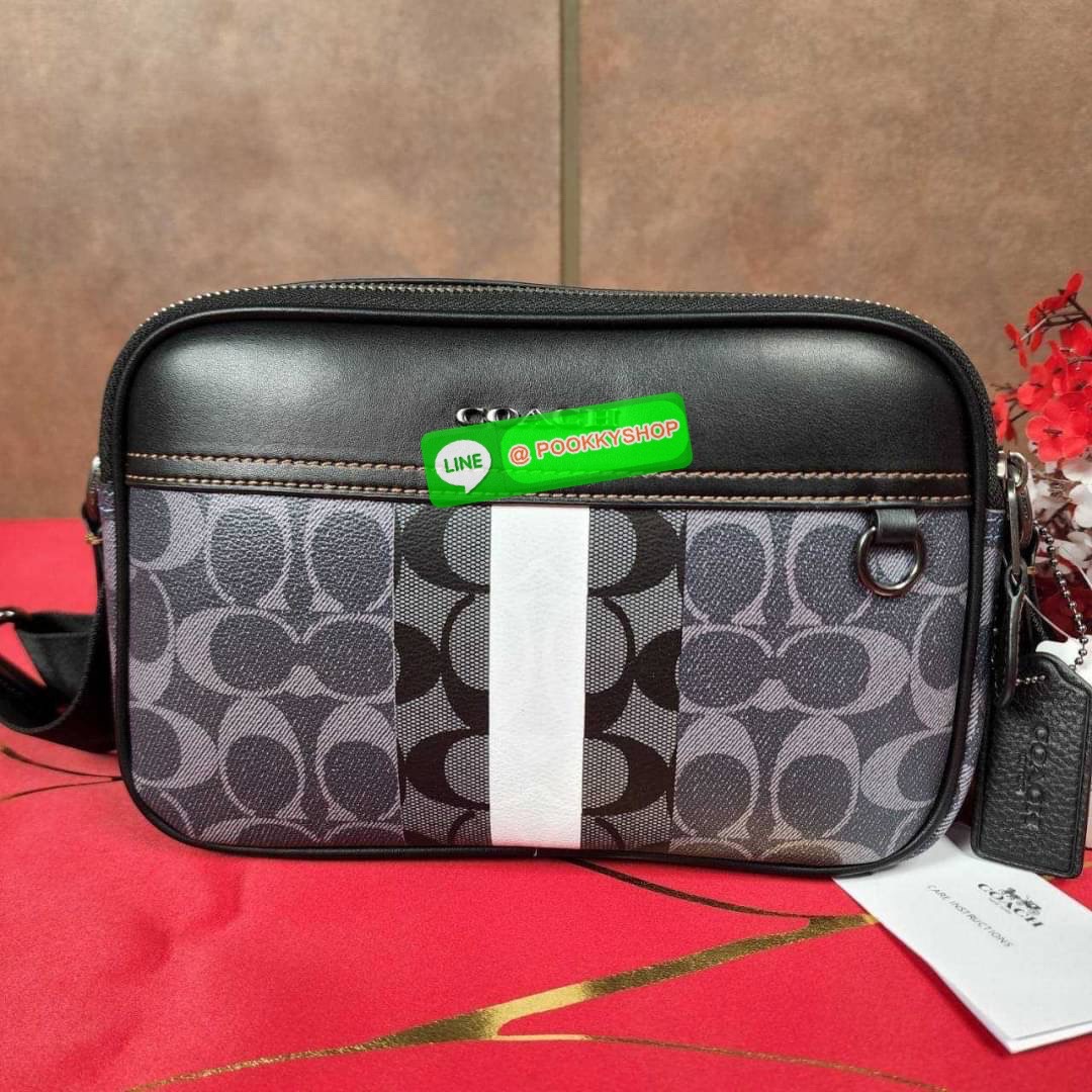 กระเป๋าสะพายข้างผู้ชาย COACH Graham Crossbody In Blocked Signature C9965 กระเป๋าผ้าเคลือบซิกเนเจอร์และหนังอย่างดี ภายในกระเป๋าเอนกประสงค์ ปิดซิปคู่ ซับในผ้า กระเป๋าสลิปด้านนอก สายปรับได้ยาว 25 นิ้ว สำหรับสะพายไหล่หรือสะพายข้าง