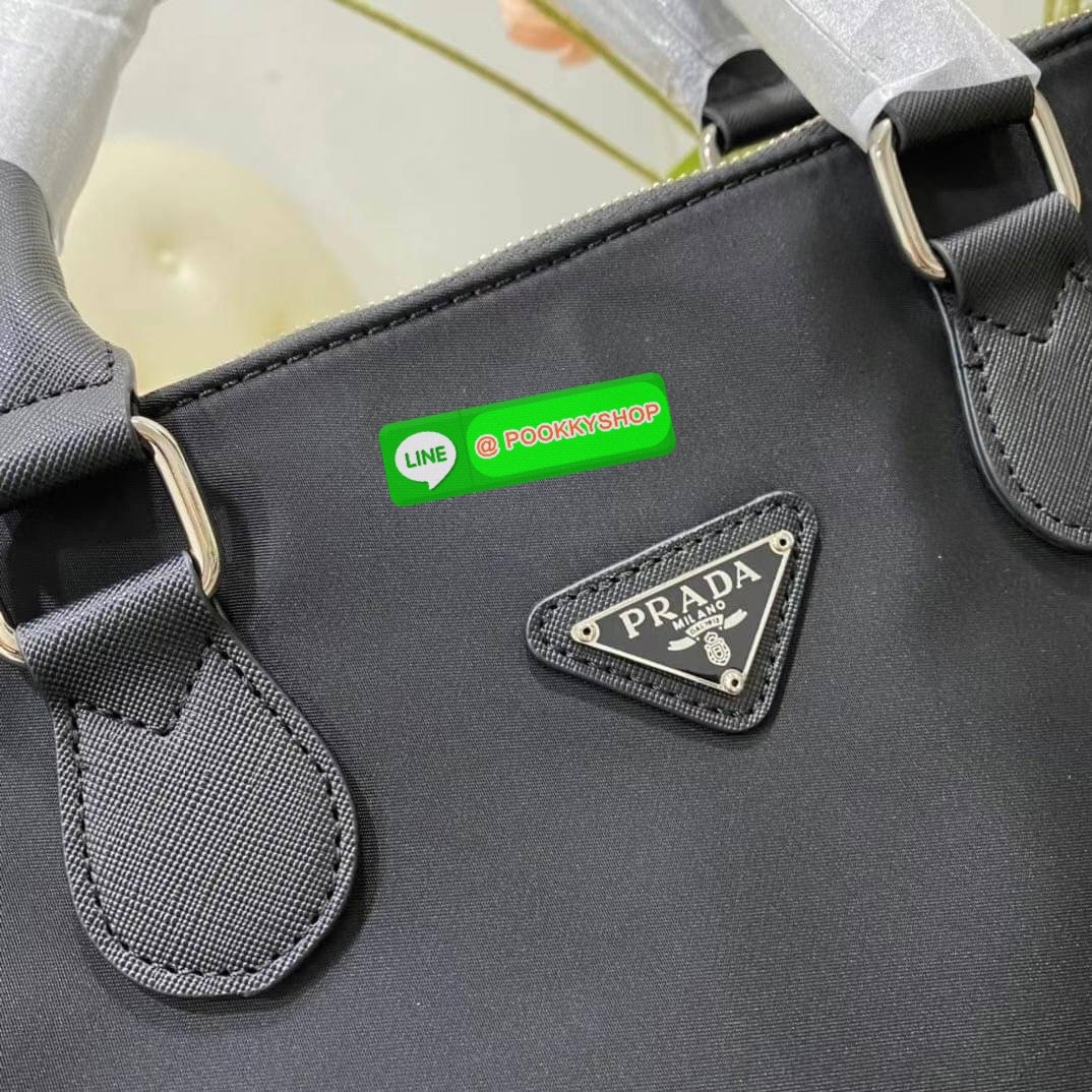 New Arrivals!!!PRADA Bag Premium gift กระเป๋าเดินทางขนาดใหญ่ วัสดุ Nylon กันน้ำ อะไหล่เงิน ถือหรือสะพายไหล่ได้ น้ำหนักเบาจุของได้เยอะ เดินทางต่างจังหวัดได้สบายๆ ด้านในโล่งมี1ช่องซิป และช่องจัดระเบียบอีก3ช่อง ซับใบผ้าลายแบรนด์หรู สายยาวถอดสายได้ปรับระดับได