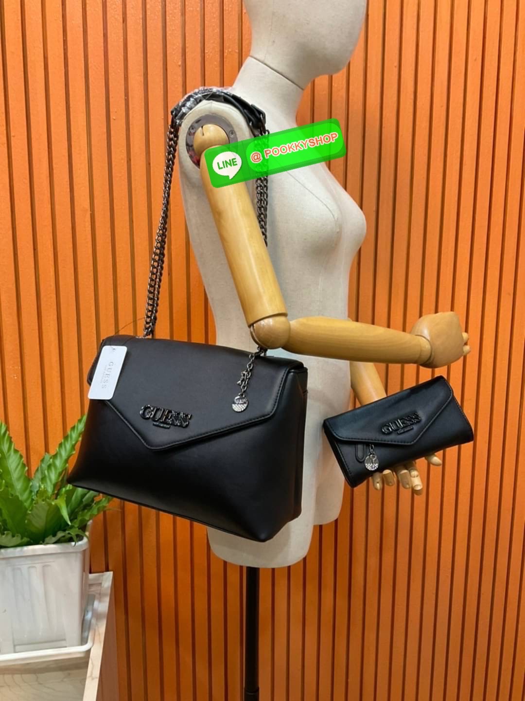 🚚 พร้อมส่ง 🚚 Guess Women’s Crossbody Bag Set สุดคุ้ม!!!! เซตสวยหรูดูแพง สวยจริงจริง ช้าหมด ราคานี้หาที่ไหนได้!! กระเป๋าสะพาย+กระเป๋าสตางค์ใบยาว มาพร้อมพวงกุญแจถอดออกได้ ด้านหน้าประดับโลโก้แบรนด์สวยโดดเด่น กระเป๋าสะพายไหล่ และสะพายข้าง cros