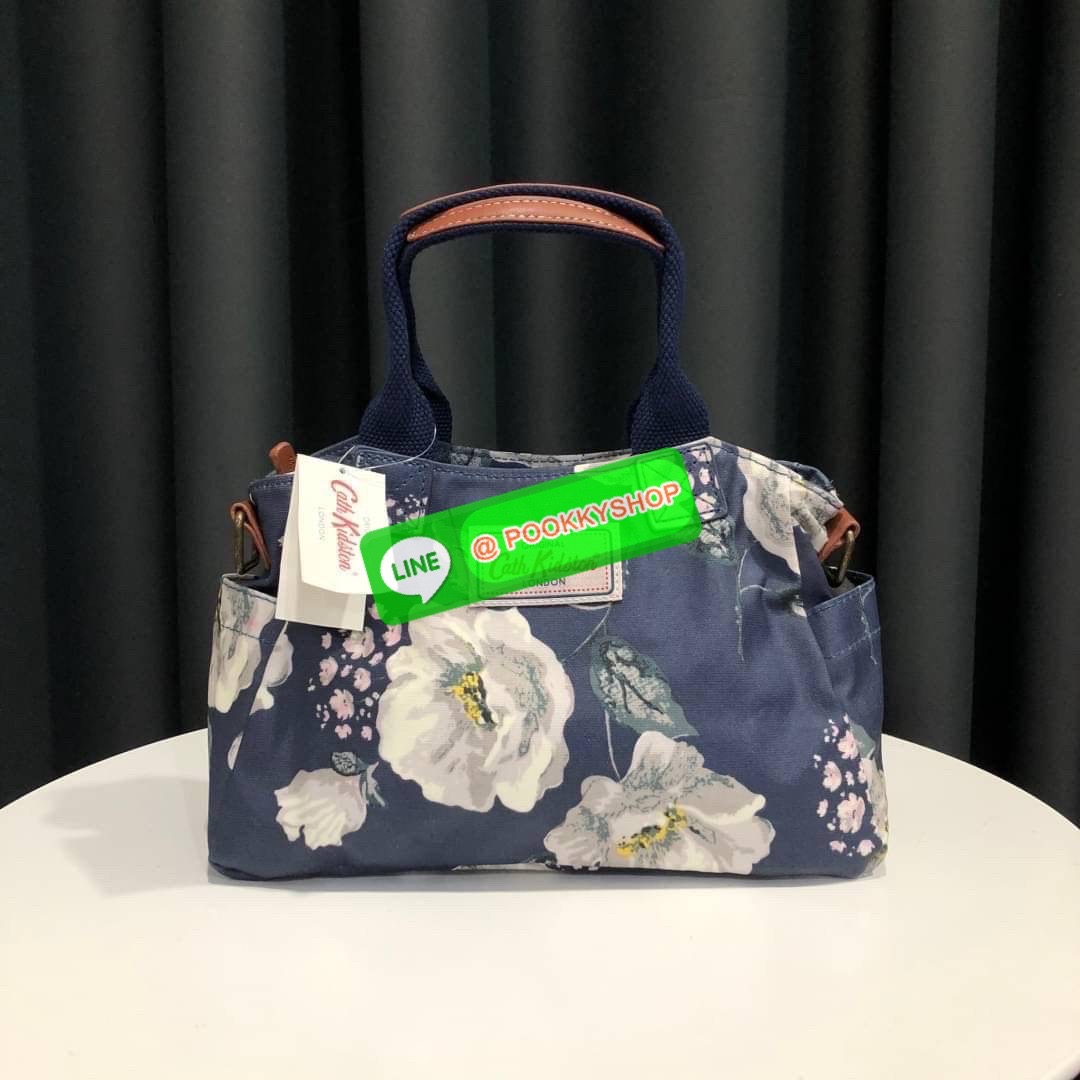 Cath Kidston Mini day Bag กระเป๋าถือหรือสะพายสุดชิค เหมาะสำหรับใช้สะพายในวันทำงานหรือวันสบายๆ เก็บของใช้ระหว่างวันได้เยอะค่ะ เปิด-ปิดด้วยซิป ด้านในมี 1ช่องใหญ่ ช่องซิป 1ช่องและช่องเล็กให้แยกเก็บมือถือของจุกจิก สวยคุ้มมากๆ มีหูจับ มาพร้อมสายสะพายยาวปรับระด