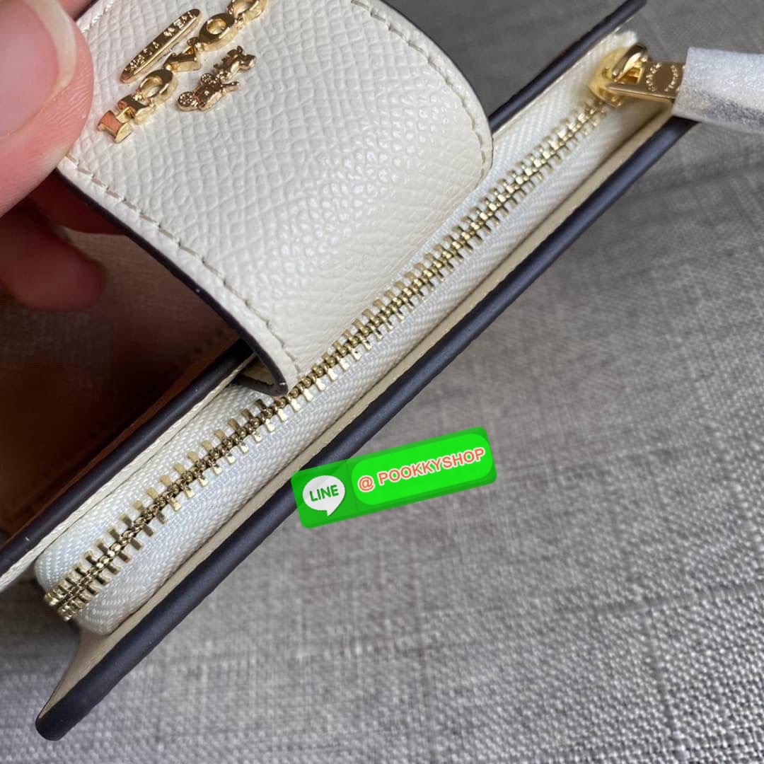 COACH 6390 MEDIUM CORNER ZIP WALLET กระเป๋าสตางค์ใบกลาง สีพื้นเรียบหรู วัสดุcrossgrain ภายในมีช่องใส่บัตรและธนบัตรได้ทุกชนิด มีช่องซิปใส่เหรียญ ขนาดกะทัดรัดพกพาง่าย คนชอบจัดระเบียบกระเป๋าสตางค์แนะนำเลยจ้า