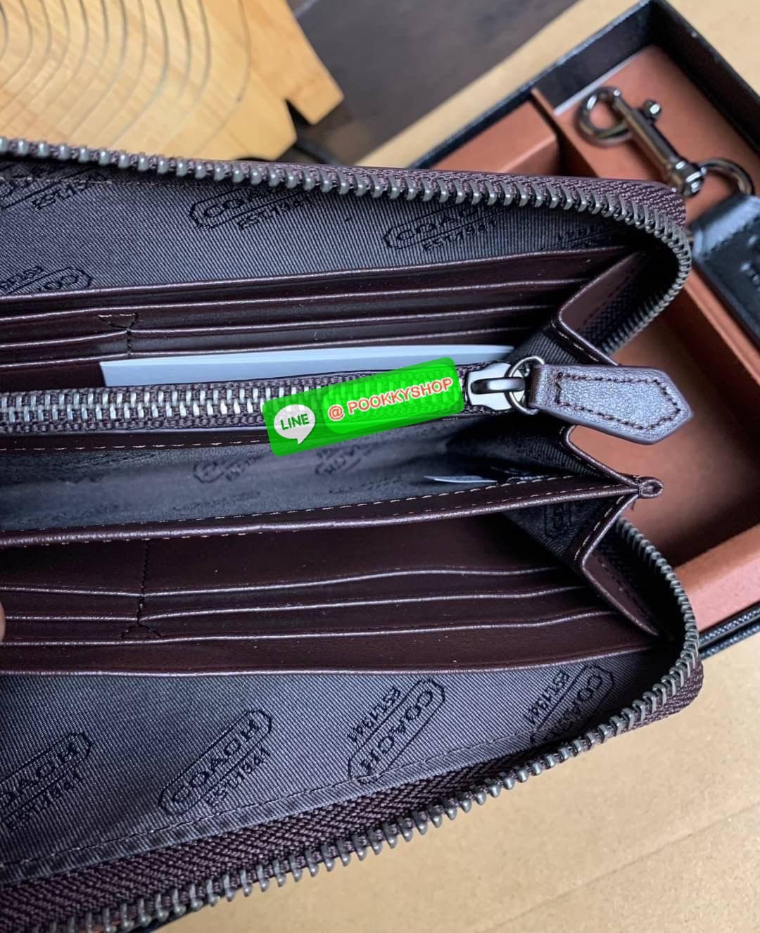 COACH ACCORDION ZIP WALLET IN SIGNATURE CANVAS กระเป๋าสตางค์ใบยาว ซิปรอบ ใช้งานง่าย ด้วยฟังค์ชั้น ด้านใน ใส่บัตรได้จุใจ มีช่องซิปใส่เหรียญตรงกลาง โดนใจหลายๆคนไปเรียบร้อยและคลาสสิค เรียบหรูดูแพงตลอดกาล ยกให้รุ่นนี้เลย