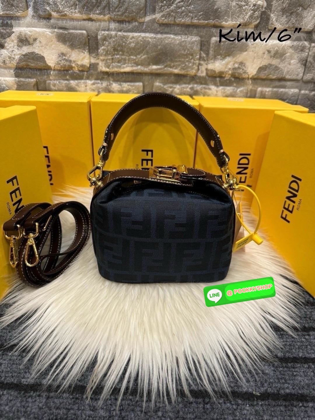 FENDI Mini Tobacco Monogram FF Logo Zucca Bag กระเป๋าสะพายไซส์มินิน่ารัก แมทชุดง่าย รุ่นสุดปัง แรงเกินต้านสุดๆ รูปทรงเป็นเอกลักษณ์ ดีเทลน่ารักด้วยตัวล็อคเปิดปิดคาดบนตัวกระเป๋า ทำให้ใบนี้ดูไม่น่าเบื่อเลย มีสายสั้น+สายสะพายไหล่ ปรับสายได้ ภายในเป็นช่องโล่ง