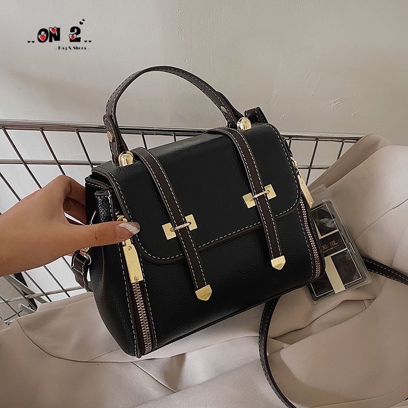 506 กระเป๋าสะพายข้างทรงฝาปิด วัสดุตัวกระเป๋าทำจากหนังผสมอย่างดี อะหลั่ยสีทอง กระเป๋าเป็นปากซิป ด้านข้างมีแต่งด้วยซิป เกร๋มากจ้า มาพร้อมสายยาวทำจากหนังตัวเดียวกับกระเป๋า สามารถปรับระดับได้