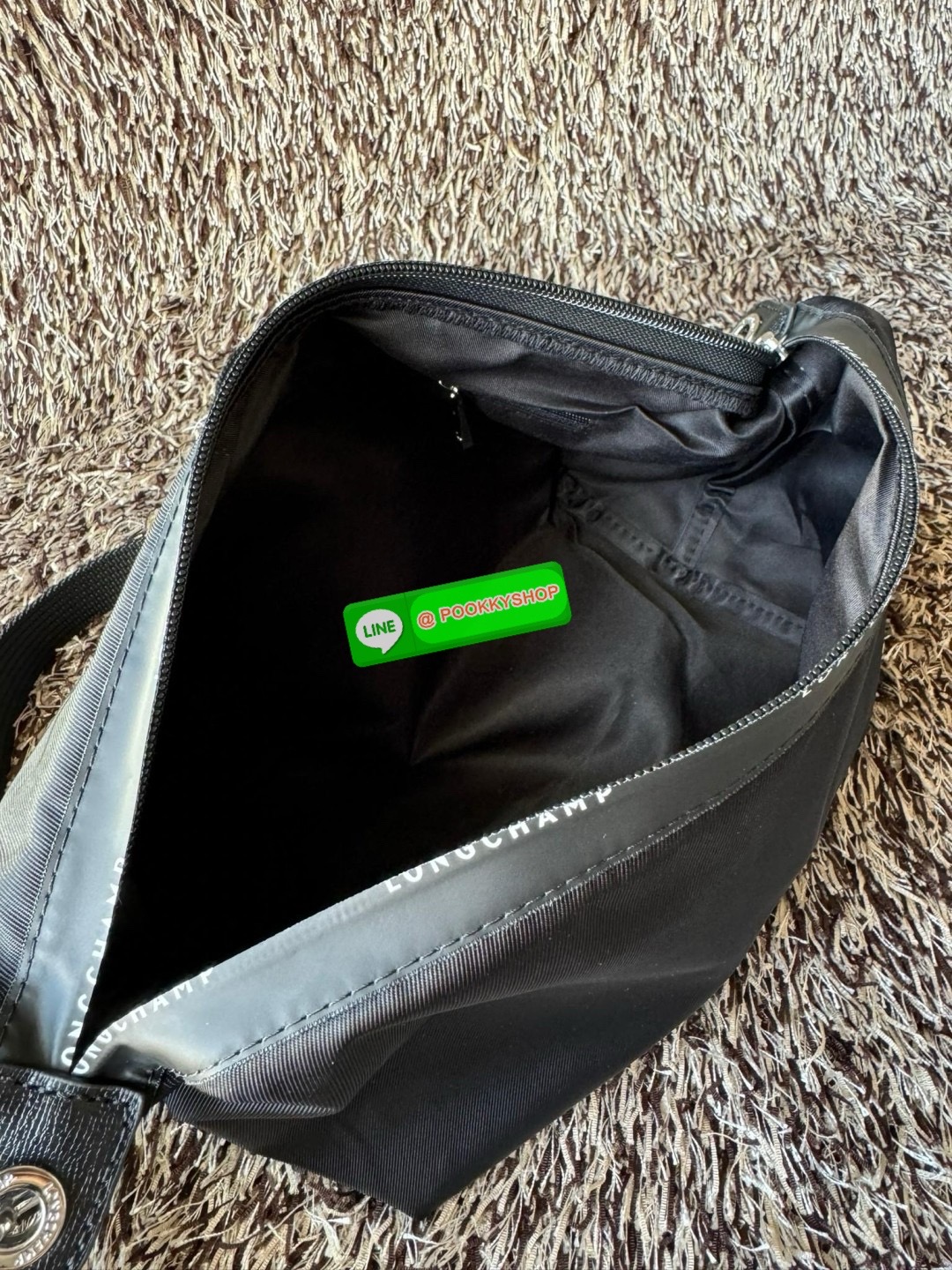 Longchamp LE PLIAGE ENERGY M YOGA BAG คอลเลกชั่นสุดเก๋ของ Longchamp ที่ซึ่งเป็นอีกหนึ่งแฟชั่นมาบรรจบกับกีฬา ออกแบบด้วยรูปแบบการเคลื่อนไหว ประสิทธิภาพ และความทนทานที่หลากหลาย ผลิตด้วยผ้าโพลีเอไมด์รีไซเคิลที่ผ่านการรับรอง ECONYL หัวซิปกันน้ำ มีให้เลือกหลายส