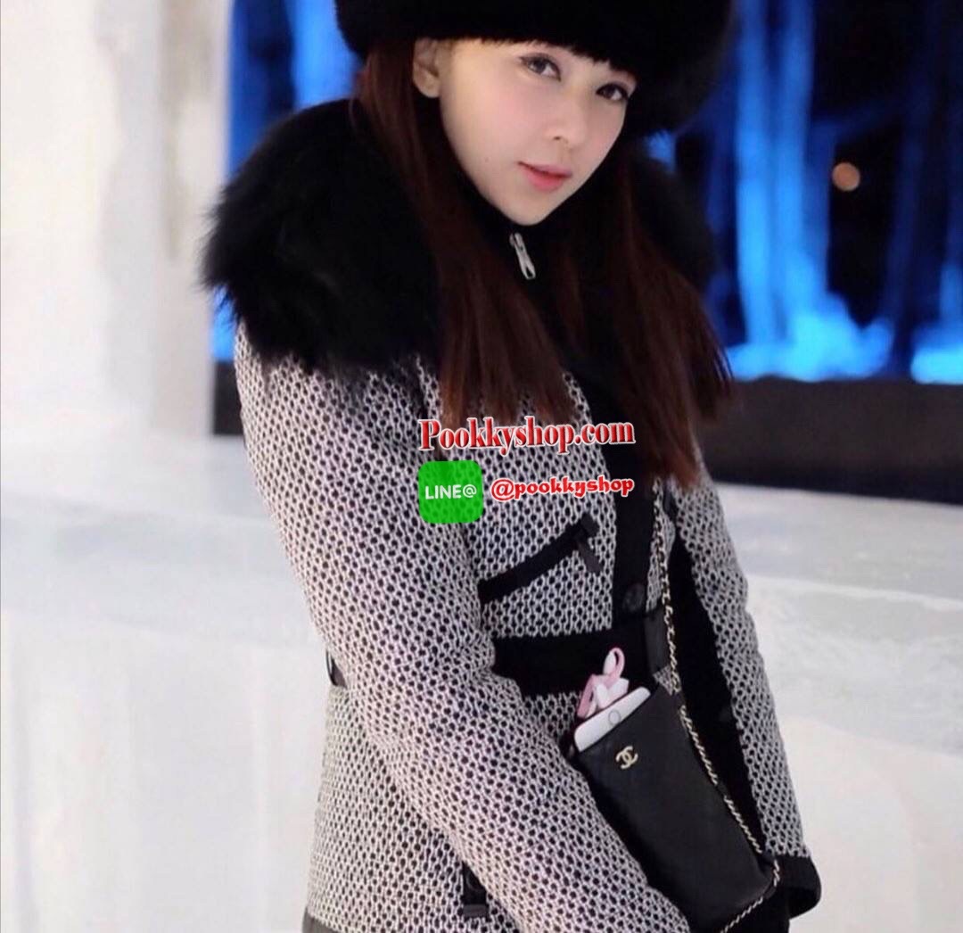 Don't Miss! Chanel Clutch Bag With Chain VIP Gift With Purchase (GWP) Limited พรีเมี่ยมกิ้ฟทรงเหลี่ยมขนาดกำลังดีวัสดุหนังนิ่มเดินเส้นลายตารางสวยอยู่ทรง เปิดปิดด้วยกระดุมแม่เหล็ก ด้านหน้าประดับโลโก้แบรนด์แต่งด้วยสายโซ่ร้อยหนัง ภายในโล่ง ใส่ iphone มือ