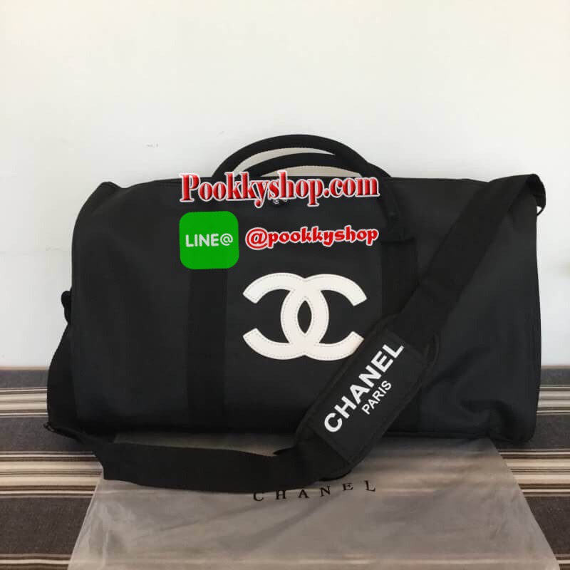 Chanel Duffel / Travel Bag กระเป๋าแบรนด์ Chanel VIP gift Bag ใช้เป็นกระเป๋าเดินทาง หรือหิ้วไปฟิตเนส ไปยิม เก๋ๆก็ได้ค่ะ หัวซิปปั้มโลโก้ ด้านในเป็นช่องกว้าง และมีอีกหนึ่งช่องซิปทำจากผ้าหนาผิวมัน กันน้ำได้ ดูเรียบ แต่หรู มาพร้อมสายสะพายยาว ถอดสายได้ การันตีค