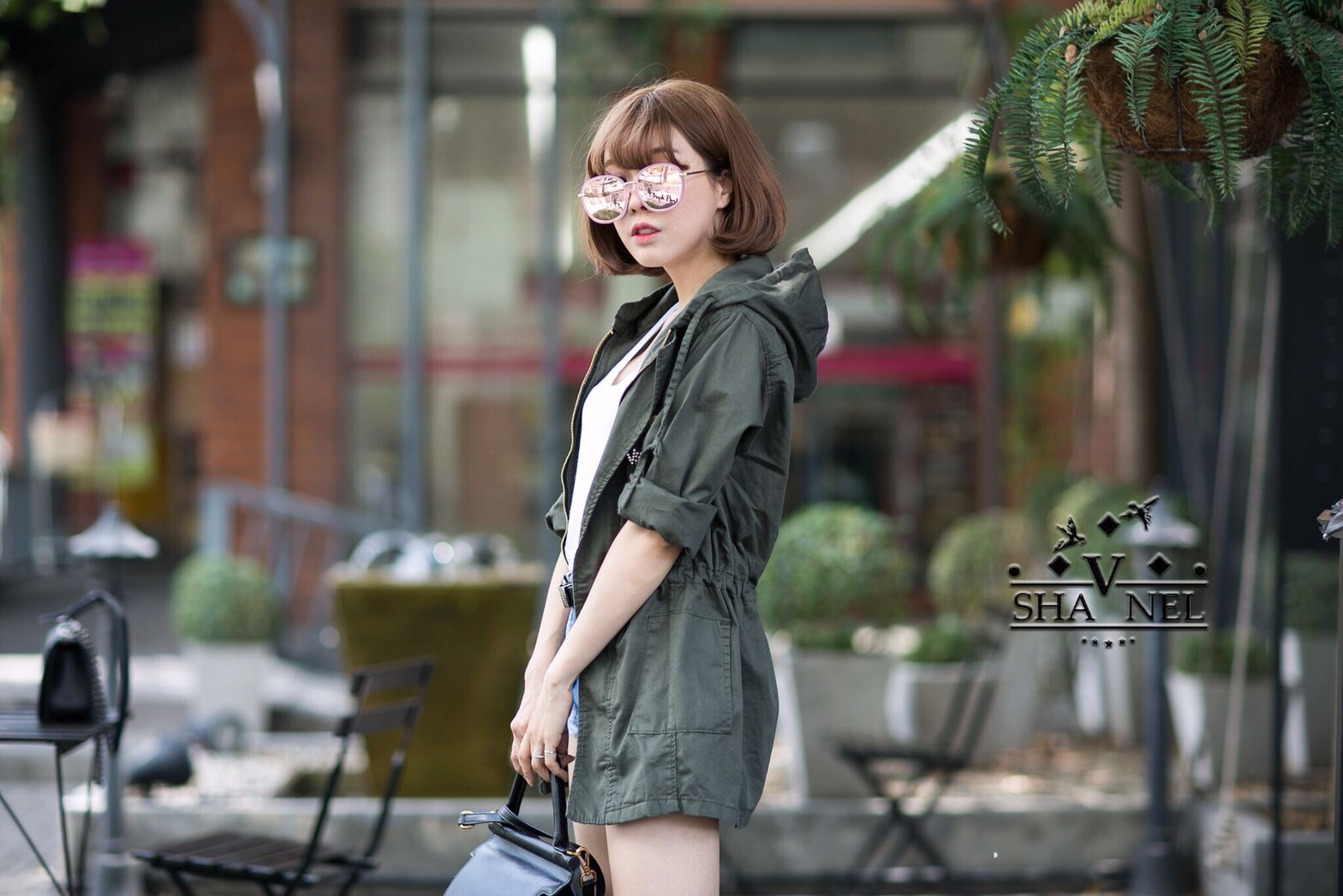 ขายดีที่สุด โค๊ทฮูทเสื้อคลุมทรงทหาร ช่วงเอวเป็นสายปรับรูดเอวได้ ผ้าสีใส่สบาย งานมาพร้อมป้ายเพชร V Chanel บอกเลยต้องมี ใส่แบบไหนก็เท่ห์ ได้ใจสุดๆๆ