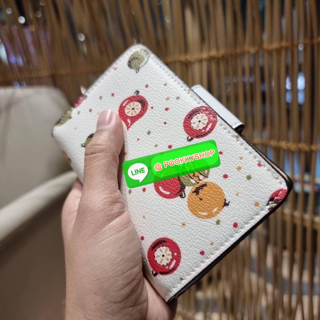 COACH C7413 MEDIUM CORNER ZIP WALLET WITH ORNAMENT PRINT คอลเลคชั่นใหม่ กระเป๋าสตางค์ใบกลาง ดีไซน์ใหม่ สุดหรู คละลายพริ้นท์เต็มใบ น่าใช้ไปอีก วัสดุหนังแคนวาสเคลือบลาย ภายในมีช่องใส่บัตร ใส่ธนบัตรได้ครบ และมีช่องซิปแยก ใบจริงสวยมากๆ แนะนำจ้า ราคาสุดคุ้มครบ