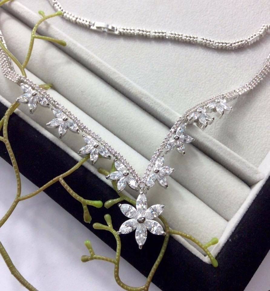 Hi-end Quality !!!! เซตต่างหู+สร้อย งานเพชร CZ แท้ งานเพชรคัดทุกเม็ดค่ะ ของจริงสวยมั๊กๆเลยค่ะ ดีไซส์น่ารักที่สุด เพชรเล่นไฟดีมากๆๆๆ เพชรใสวิ้ง ดีไซส์น่ารักมากๆคะ งานสวย เริ่ดดด เพชรสวยวิ้ง เด้งไฟ งานเกรดจิวเวอรี่อย่างดีมีคุณภาพจ้า ตัวเรือนสีเงินชุบ 18KGP