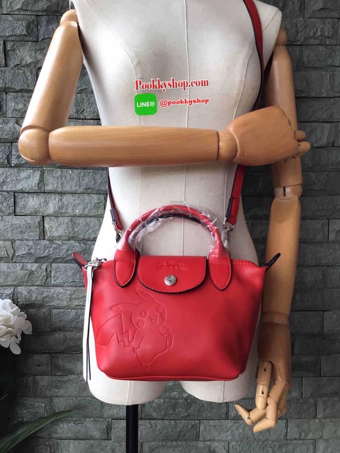 🚚 พร้อมส่ง 🚚 LONGCHAMP X POKE’MON TOP HANDLE BAG XS ขนาด มินิ รุ่น 1500 Collection LE PLIAGE CUIR Fall/ Winter เรียบหรูอย่างฝรั่งเศสกับความน่ารักคาวาอิแบบญี่ปุ่นมาผสม ซึ่งจะเป็นการนำเอาลวดลายพิคาชูมารังสรรค์ลงในกระเป๋าสุดคลาสสิกของแบรนด์ ก
