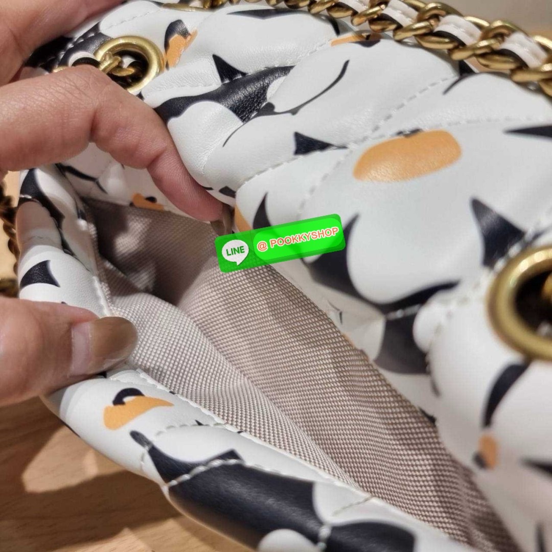 COACH CR702 TABBY SHOULDER BAG 20 WITH QUILTING AND FLORAL PRINT 🔆 Details ไอเท็มใหม่ สวยเกินเรื่องไปมาก! ดีไซน์ลวดลายดอกไม้สดใสตัดกับโทนสีคลาสสิคได้อย่างลงตัว