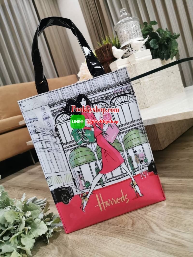 ลายนี้เข้าแล้วนะคะ! พร้อมส่งไอเท็มยอดนิยม! Harrods London Top-handle Shopping Bag กระเป๋า Shopping แบรนด์ดังจากอังกฤษรุ่นยอดนิยมวัสดุ PVC+Polyester 100% ของแท้เนื้อหนาอยู่ทรงกันน้ำ ขนาดกำลังดี น้ำหนักเบา เปิดปิดด้วยซิปสะดวกใช้หัวซิปปั้มโลโก้แบรนด์อะไหล่เง